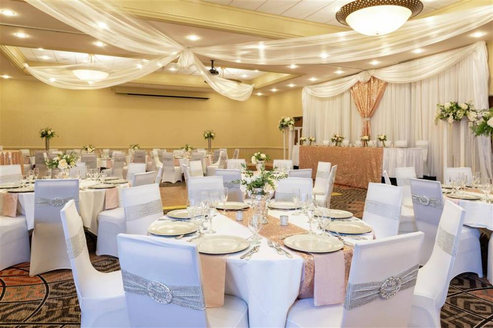 Doubletree By Hilton Grand Rapids Airport