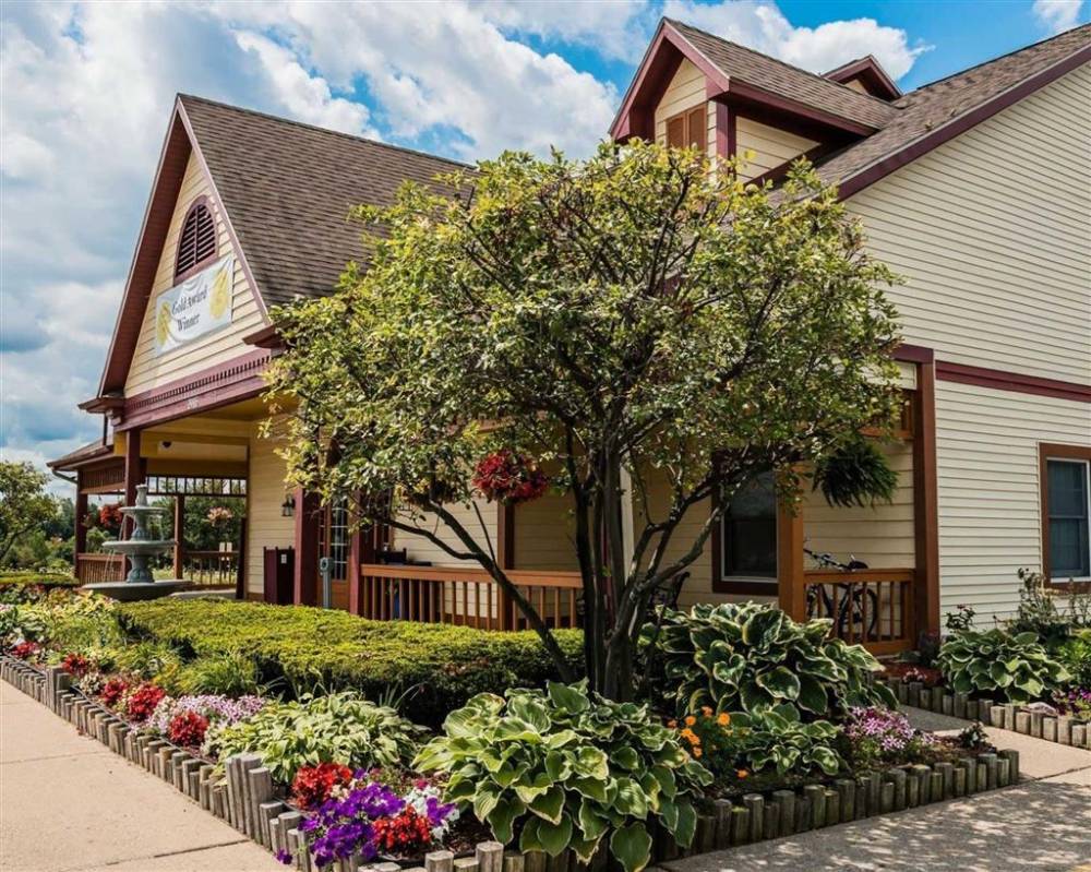 Econo Lodge & Suites 2
