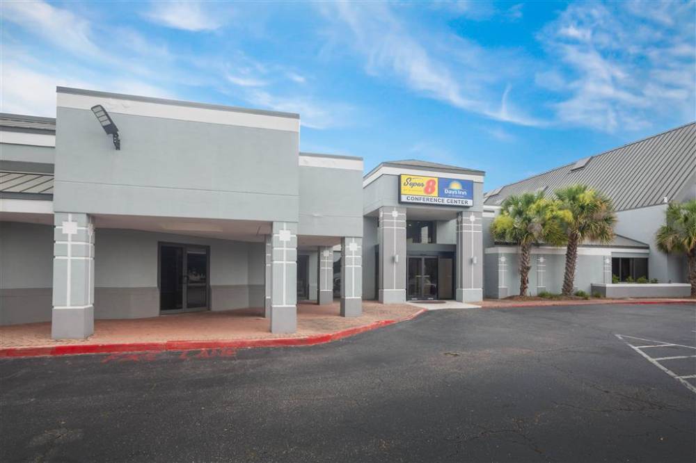 Super 8 By Wyndham Mobile I-65